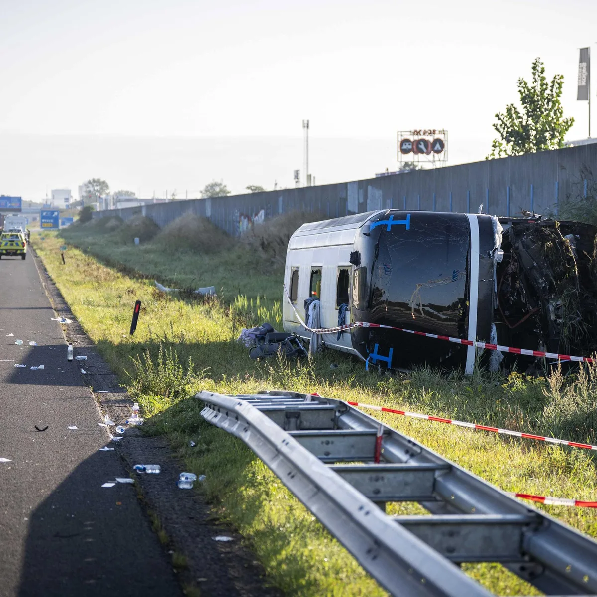 Zwolle - Bus mit zwei deutschen Schulklassen in den Niederlanden verunglückt – mehrere Verletzte