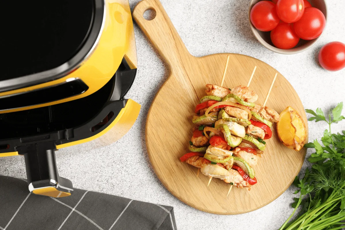 Quer um almoço rápido e saudável? Veja 5 receitas de frango na air fryer
