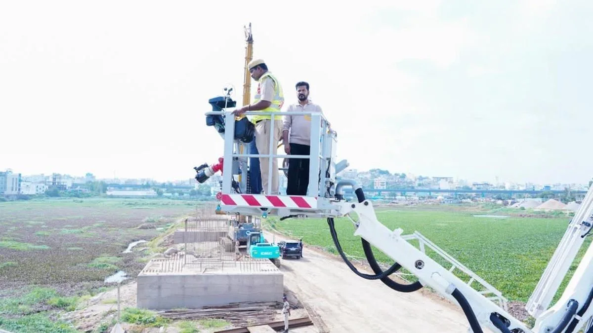 Telangana CM inspects works at Mir Alam tank