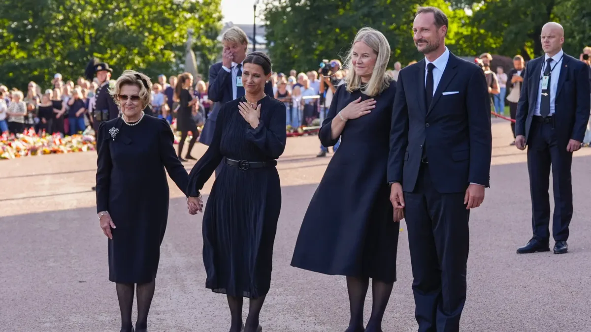 Los reyes Haakon VIII y Mette-Marit aparecen por sorpresa en la plaza del Palacio Real para agradecer a Noruega los gestos hacia Harald V