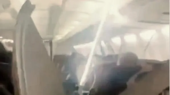 Panik in Boeing 737 - Kabinendecke kracht auf Passagiere