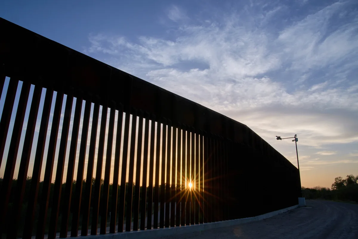 Trump pide a Sheinbaum frenar a migrantes mexicanos antes de cruzar a EEUU, reporta Bloomberg