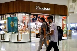 Natura (NATU3) surpreende baixas expectativas e ação sobe 1,5% após balanço do 2T