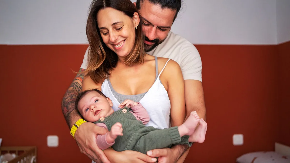 Cómo no transmitir una enfermedad hereditaria a los hijos, según un experto en medicina reproductiva: "Casi todos somos portadores sanos de alguna alteración genética"