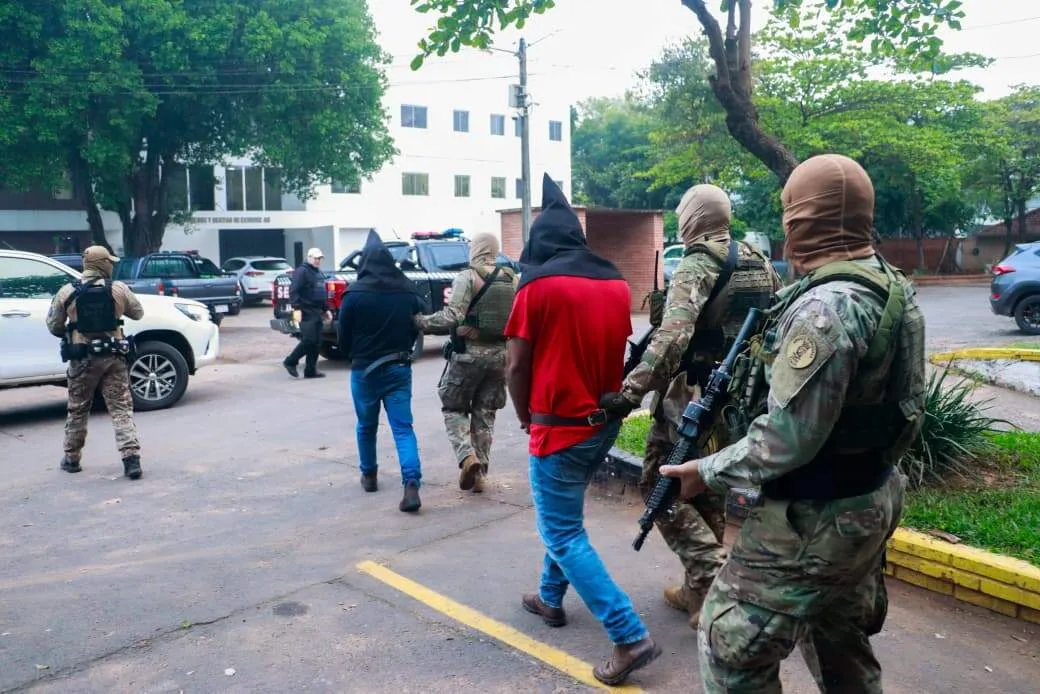 Presos com 30 fuzis negociavam venda de arsenal ao Comando Vermelho