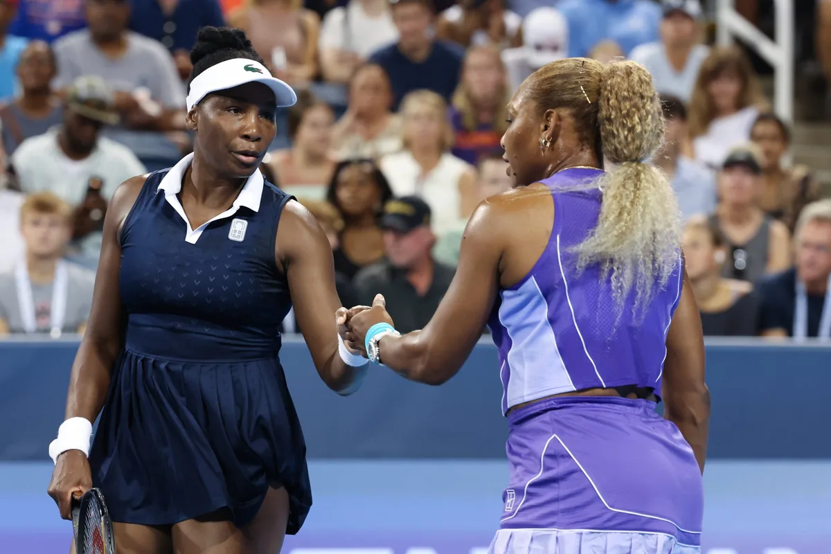 Serena e Venus têm calorosa recepção, mas caem em três sets