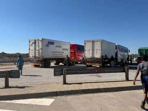 Overloaded Zimbabwe buses stopped on N1: 65 passengers without passports