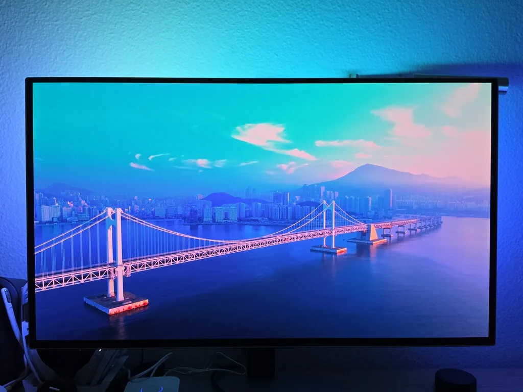 Tras ver lo bien que funciona Ambilight, me lancé a comprar un kit de monitor para jugar. Resulta que es trabajando como más uso le doy