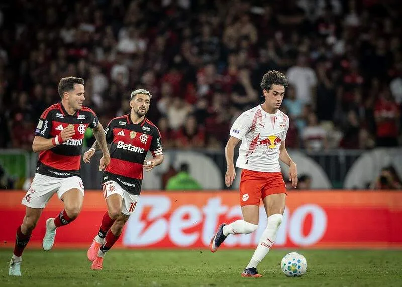Flamengo vence Bragantino e abre três pontos na liderança do Brasileirão