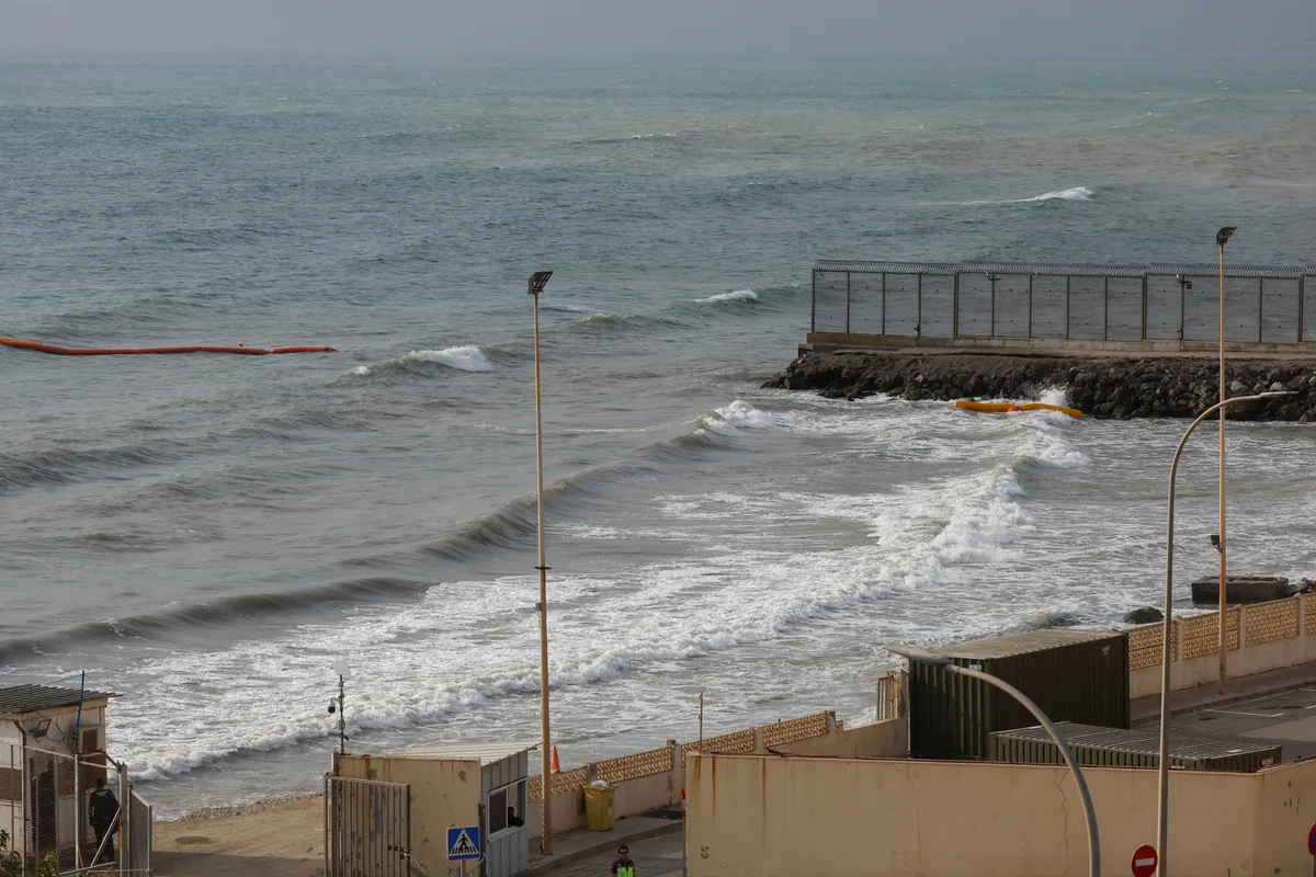 Interior inicia los trámites para ampliar el espigón de El Tarajal y reforzar la frontera marítima con Marruecos