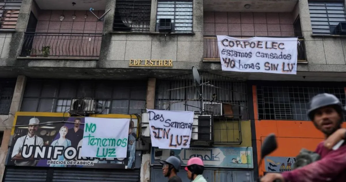 Fuerte temporal por una onda tropical en Venezuela causó inundaciones y un apagón