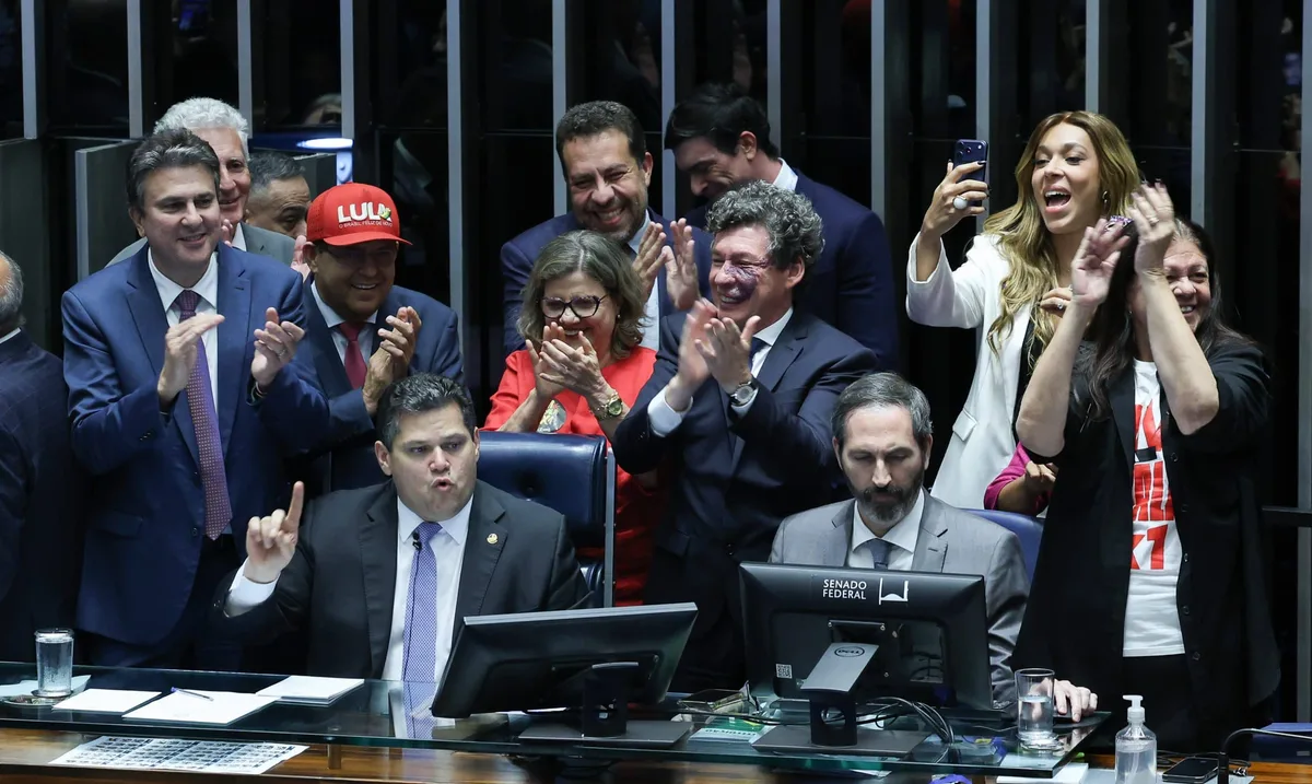 Fim da escala 6×1: trabalhadores terão duas folgas semanais a partir de dezembro com promulgação de PEC