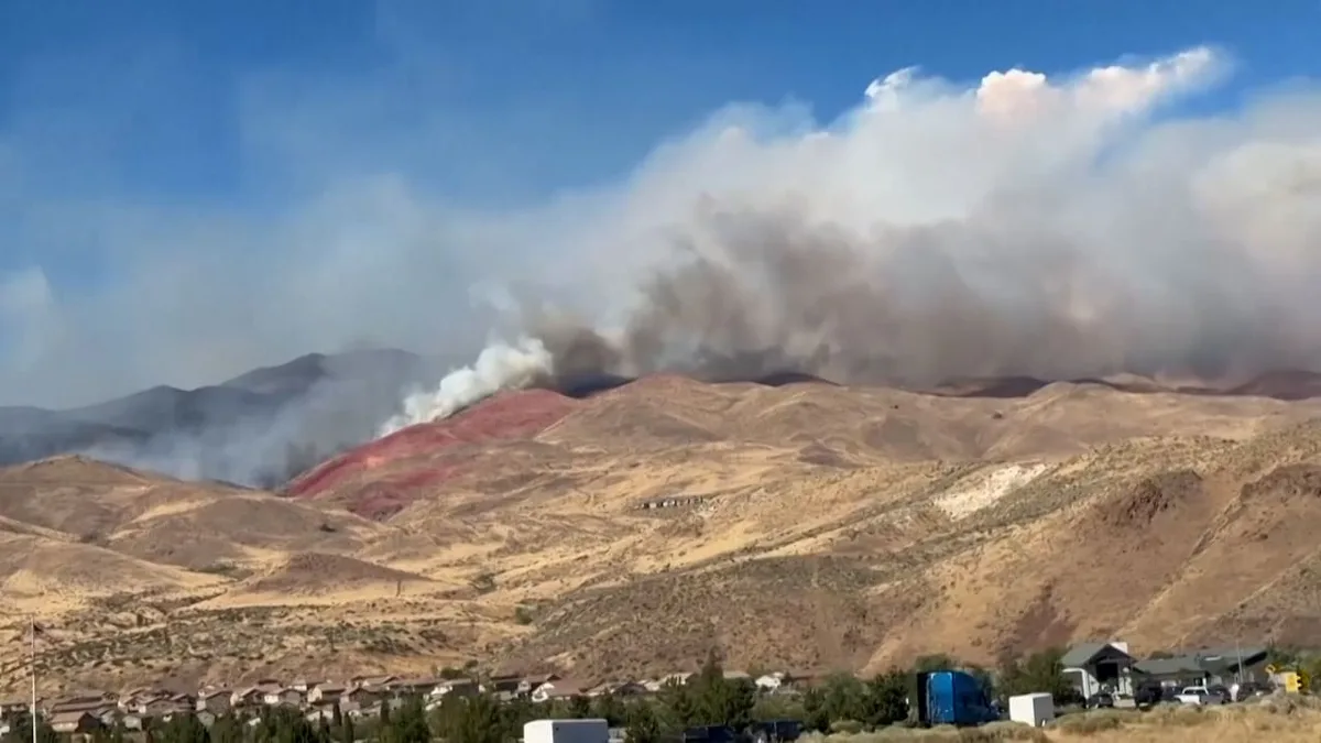 Die Wüste von Nevada brennt - Flammenwalze rast auf Wohngebiete zu