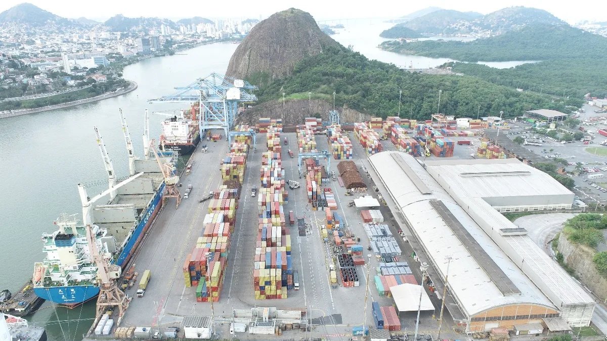 Movimentação de cargas no Porto de Vitória cresce 24% em agosto e atinge recorde no mês