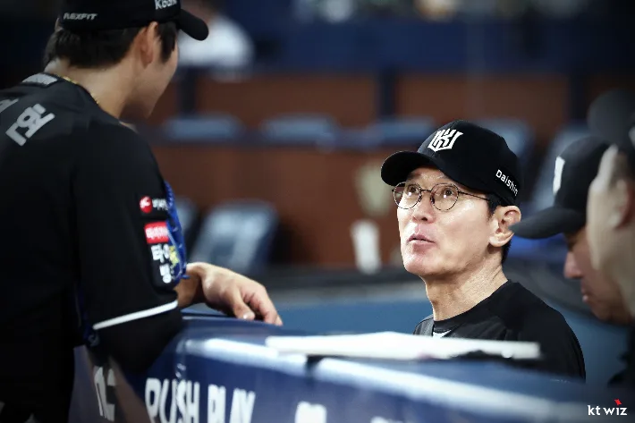 "볼넷 주느니 차라리 맞고 진다"…KT '집단 마무리' 구상