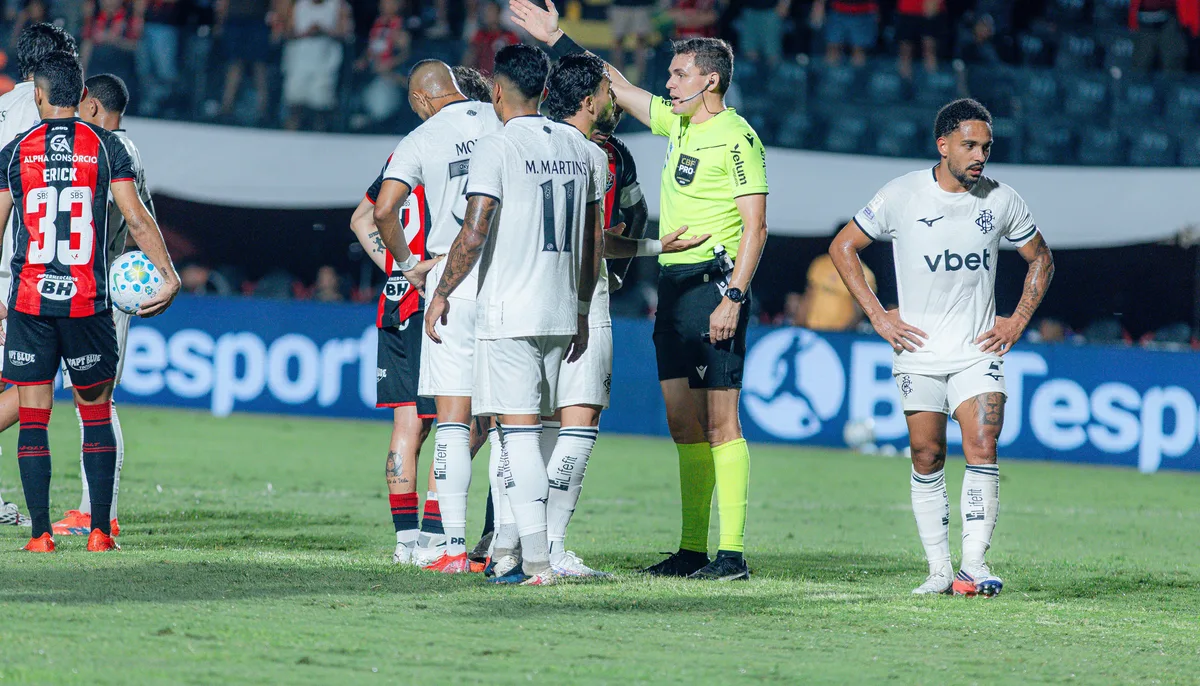 Júnior Santos diz estar envergonhado com derrota do Botafogo e reclama da arbitragem: "Estou com a canela marcada"