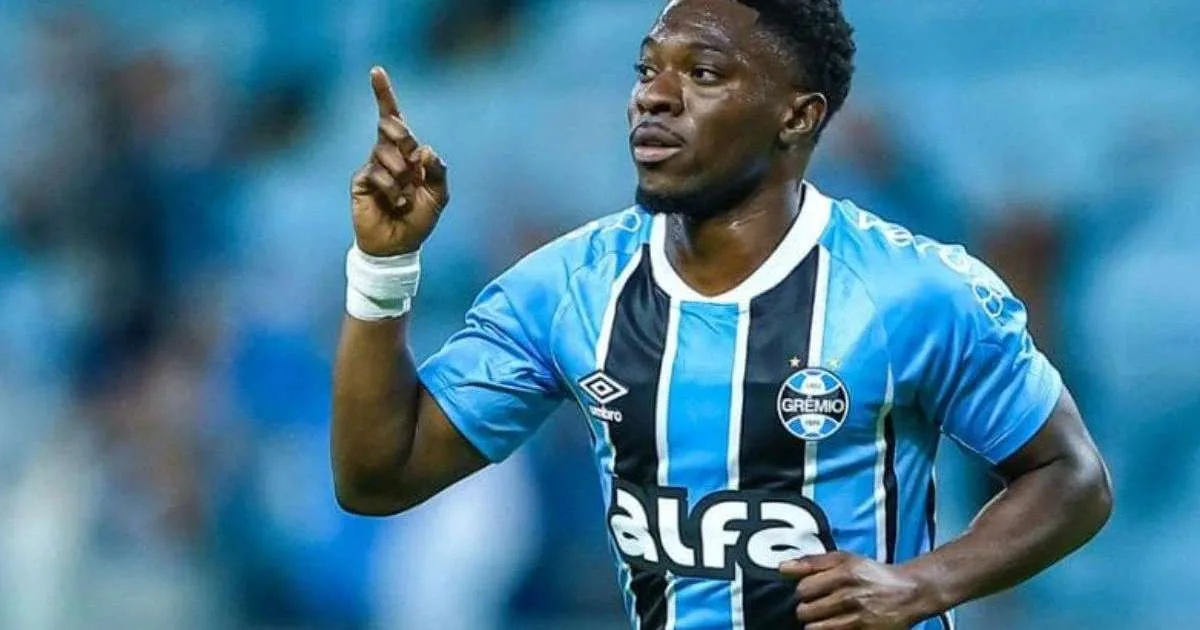 Entenda o que trava a renovação de Francis Amuzu com o Grêmio