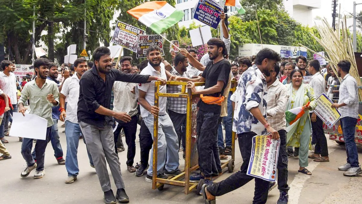 Students in Bihar break through barricades in bid to gherao CM residence, police use water cannons