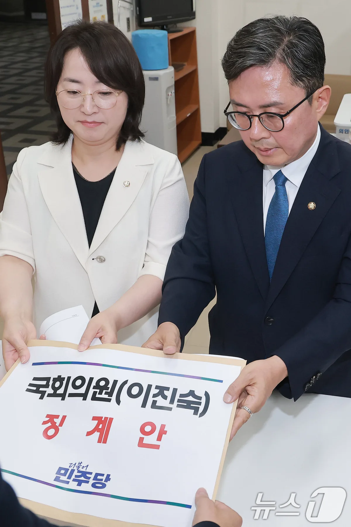 與, 5·18 폄훼 논란 이진숙 징계안 국회 제출…“유족들 2차 가해”