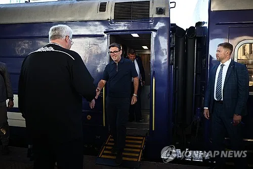 버넘, 첫 국제무대는 우크라…'의지의 연합' 회의 공동주재