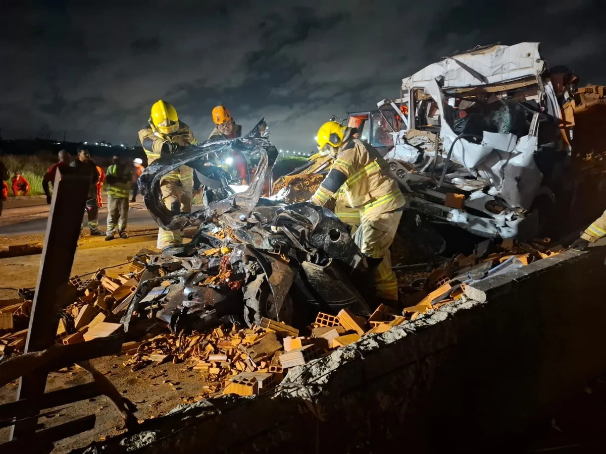 Acidente entre carreta, caminhão e carro deixa dois mortos na BR-101 em Nossa Senhora do Socorro