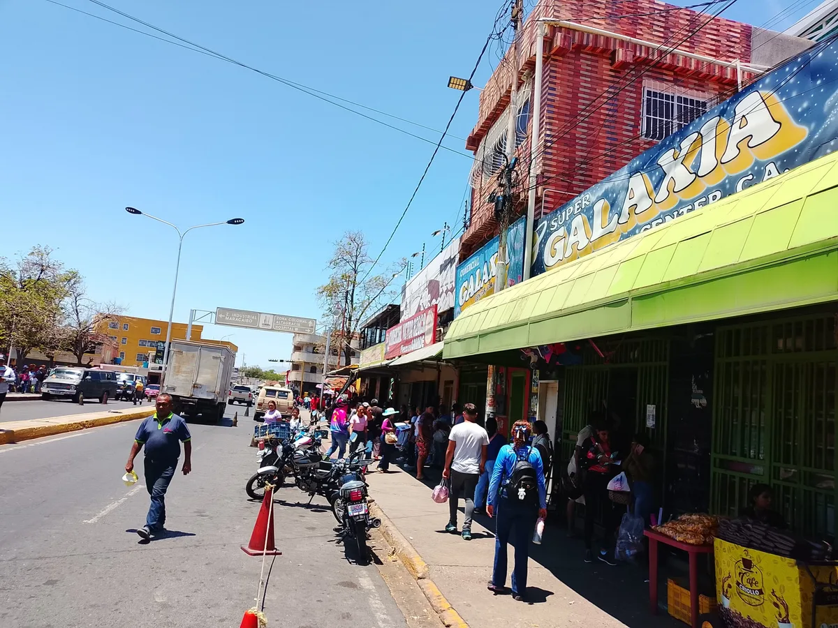 Autoridades del municipio Torres inician despeje de aceras en Carora