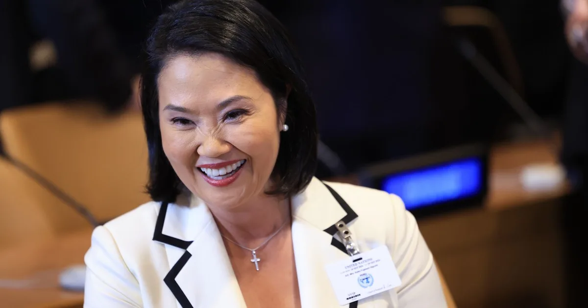 Keiko Fujimori endurece las normas escolares en Perú: las medidas incluyen prohibición de maquillaje y control del largo del pelo y las faldas