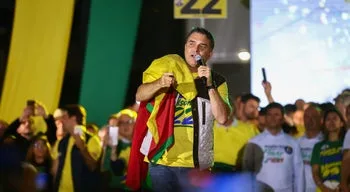 Bolsonaro diz que irmão "não será chanceler" e que cargo para o pai "não está no radar"