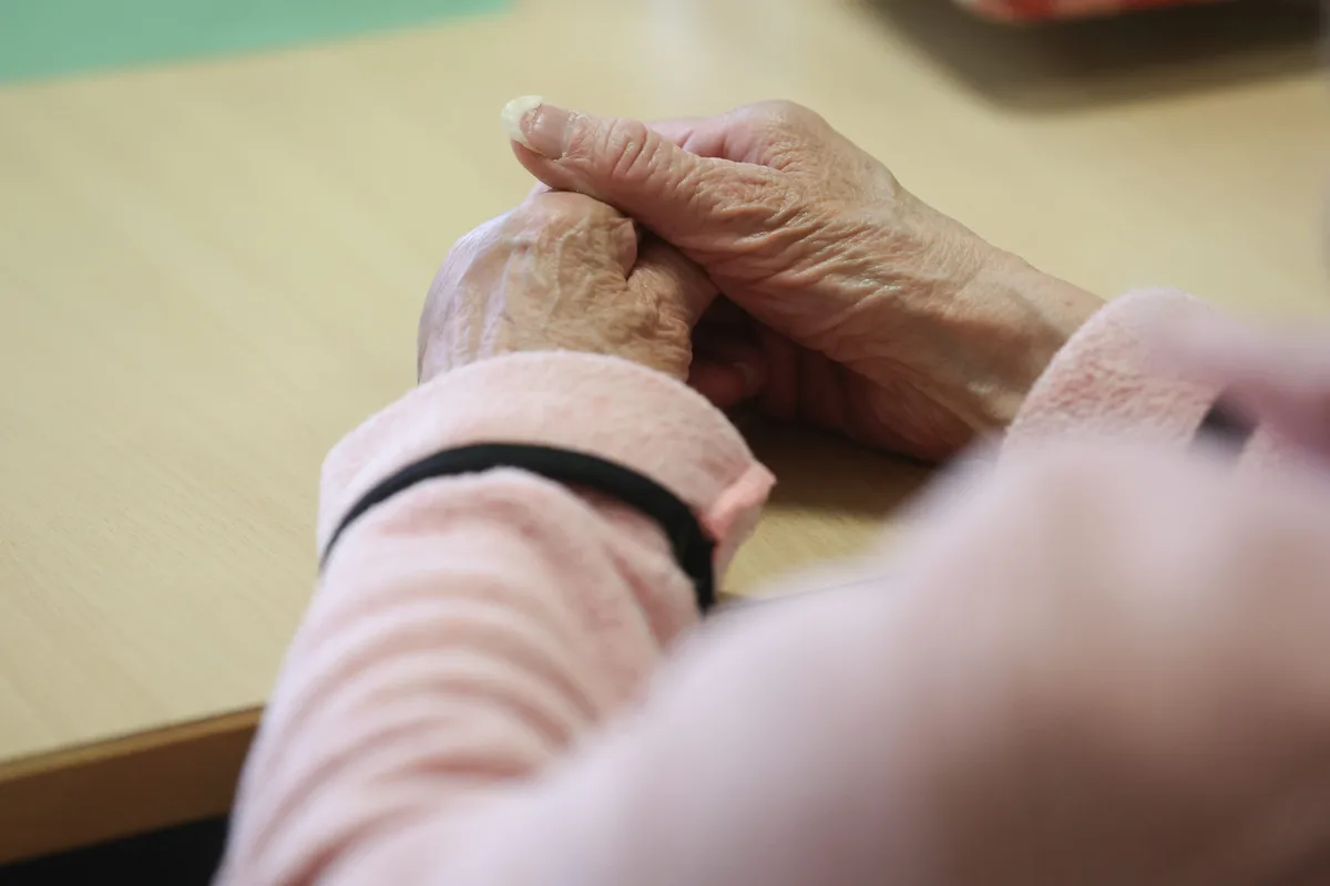 Catherine, 70 ans, retraitée et aidante : "Avec ces chaleurs, la tension de ma mère est très basse le matin"