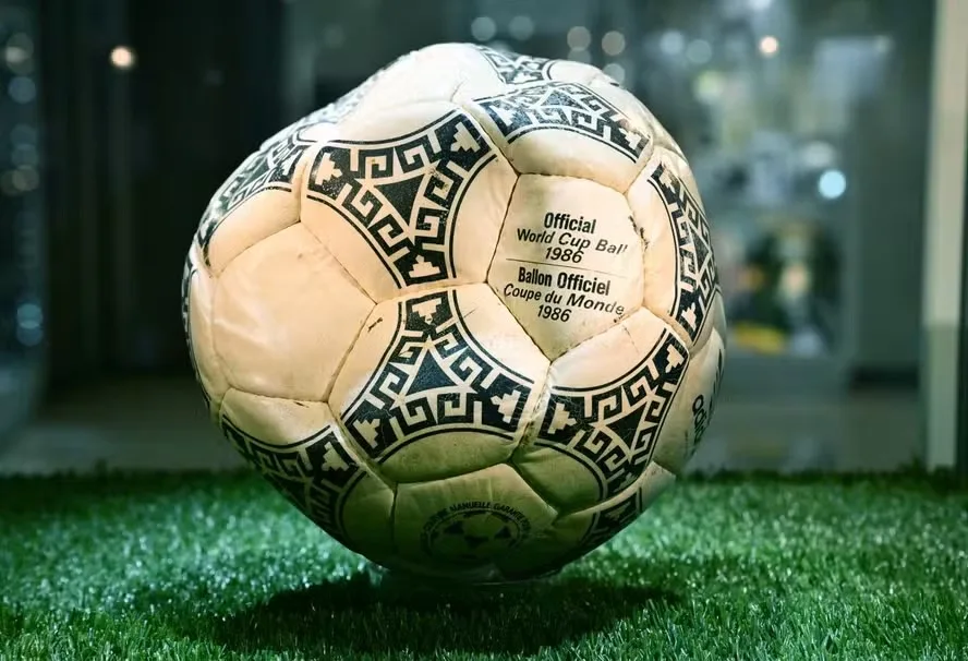 Bola da "Mano de Dios" de Maradona é leiloada abaixo do esperado