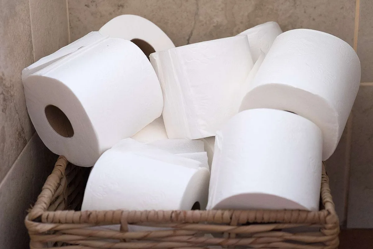 El inventor del papel higiénico da la clave: quien lo coloca con el extremo hacia atrás está cometiendo un grave error