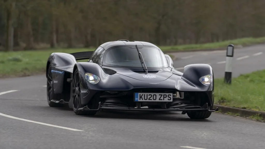 Compró un Aston Martin Valkyrie en millones de dólares y terminó demandando a la marca: el motor es tan ruidoso que no escuchaba las ambulancias