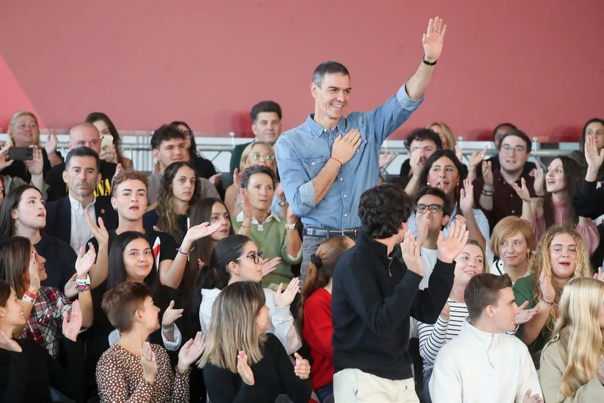 El Bierzo se vuelca con Pedro Sánchez con más de 2.000 personas en Ponferrada en el segundo acto de la precampaña