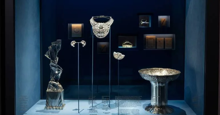Colar de diamantes de 3,7 milhões roubado em museu de Viena