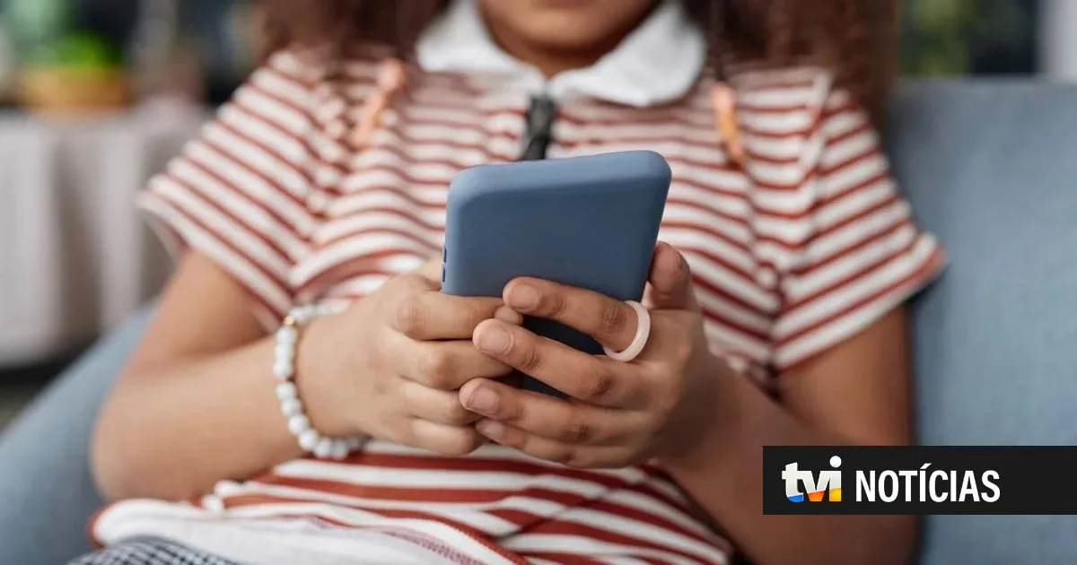 Telemóveis proibidos até ao 9.º ano: "Aquilo que fazemos de positivo nas escolas, a sociedade estraga"