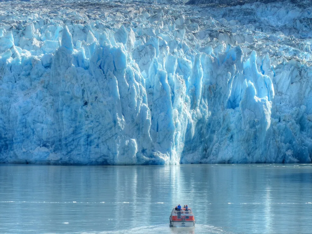 En 1977, un príncipe saudí se llevó de Alaska un iceberg milenario de 2 toneladas para solucionar la crisis mundial del agua. Terminó poniendo hielo a los cubatas