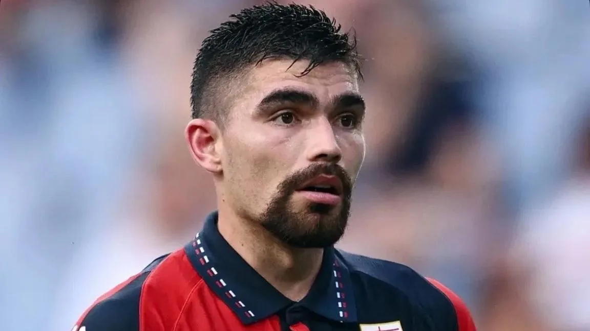 Johan Vásquez debuta como capitán, pero polémica jugada condena al Genoa ante Napoli