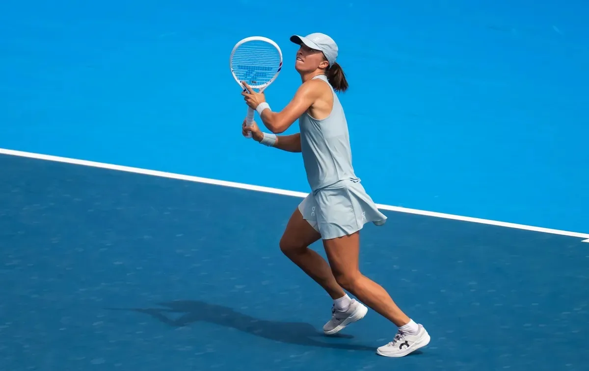 Sakkari não mantém ritmo e leva incrível virada de Swiatek