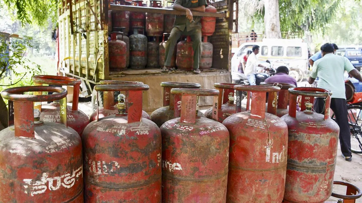 Delhi HC seeks Centre’s response to PIL against Aadhaar mandate for subsidised LPG