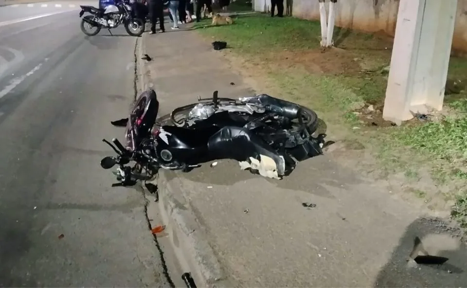 Motociclista tenta fugir da Guarda Municipal durante perseguição, cai em pista molhada e sofre suspeita de fraturas em Almirante Tamandaré
