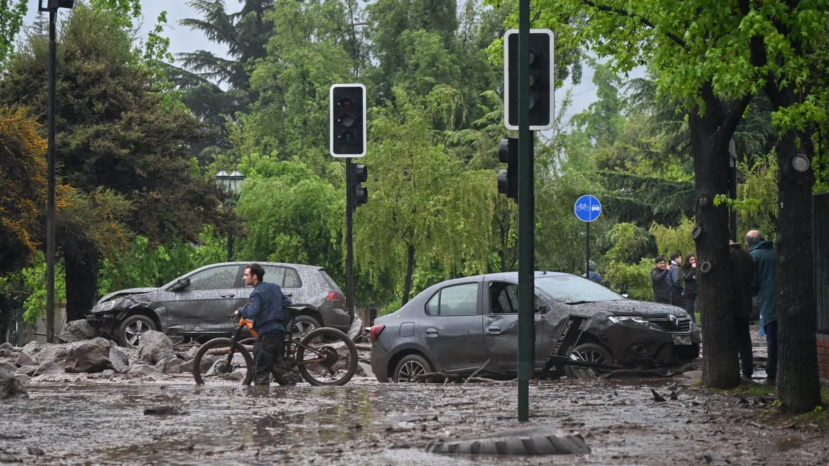 Kast decretó zona de catástrofe el este de Santiago de Chile tras un torrente que arrastró vehículos y dejó al menos seis heridos