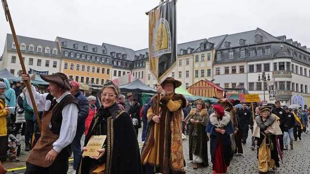 Stadtfeste: Höhlerfest mit Riesen-Festumzug und Drohnen-Show