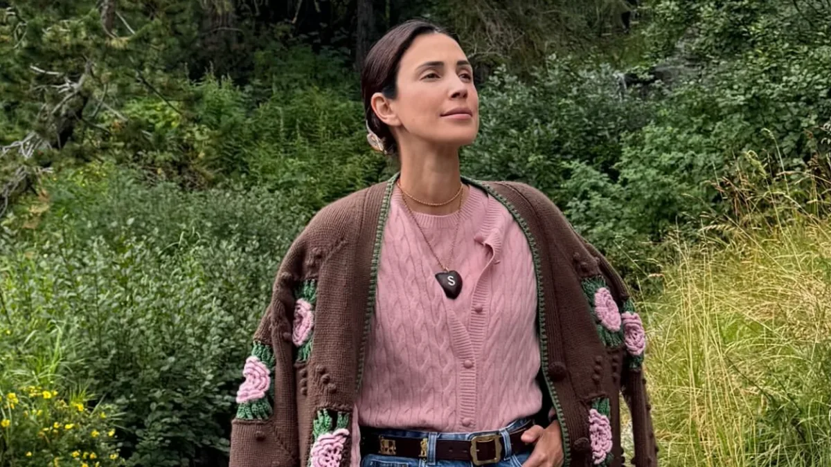 Sassa de Osma se adelanta al otoño en Suiza con el look rural que combina punto, vaqueros y unos originales mocasines de rejilla