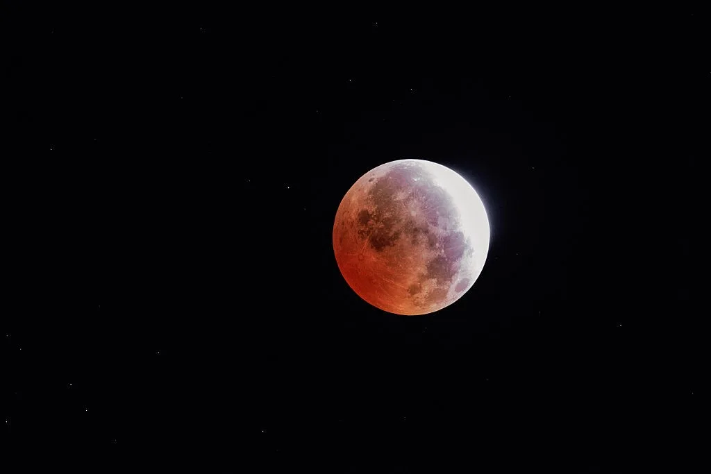 Eclipse lunar parcial: veja imagens da ‘Lua de Sangue’ pelo mundo