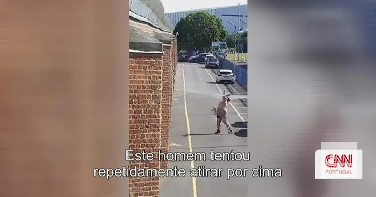 Homem filmado a atirar droga e telemóvel para prisão no norte de Inglaterra. Foram necessárias várias tentativas