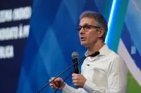 Zema defende novo pacto federativo para ampliar autonomia de prefeituras