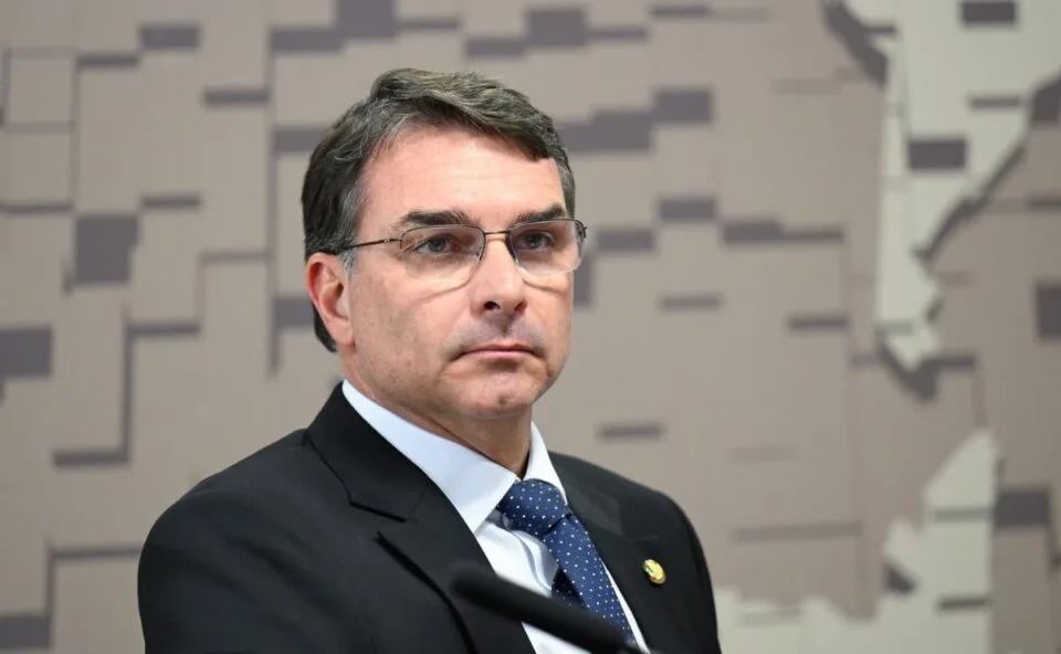 UFRJ nega que Flávio Bolsonaro tenha feito pós-graduação em Ciências Políticas na instituição