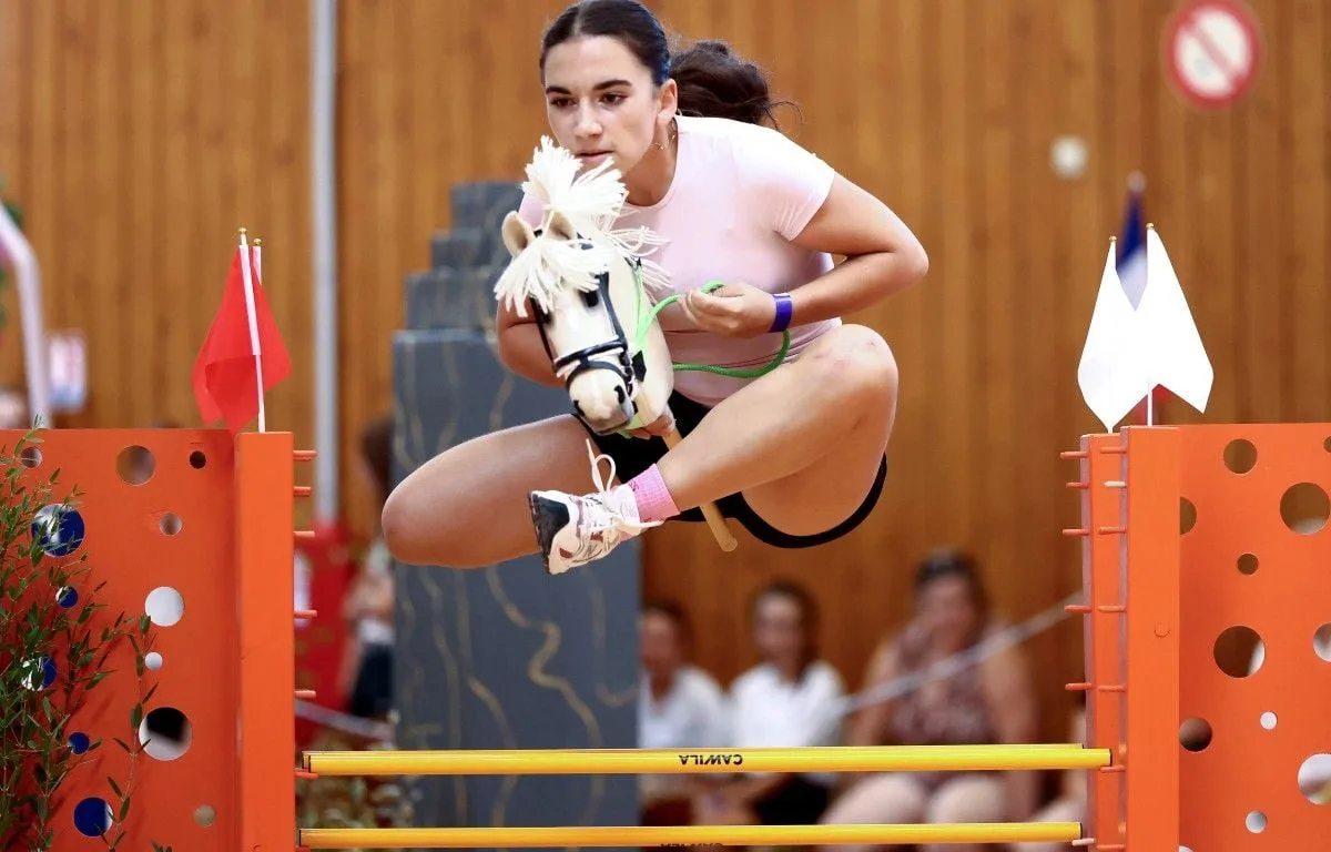En images : Les folles cavalcades de l’Open de France de Hobby Horse (ou cheval bâton)