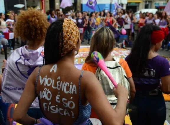 Combater a violência contra as mulheres é também ter uma mídia que não viole seus direitos