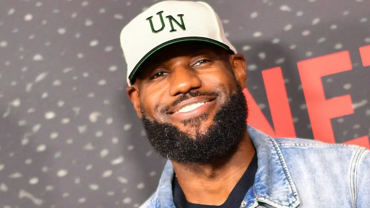 Zumindest auf YouTube … - LeBron James gibt Basketball einen Korb
